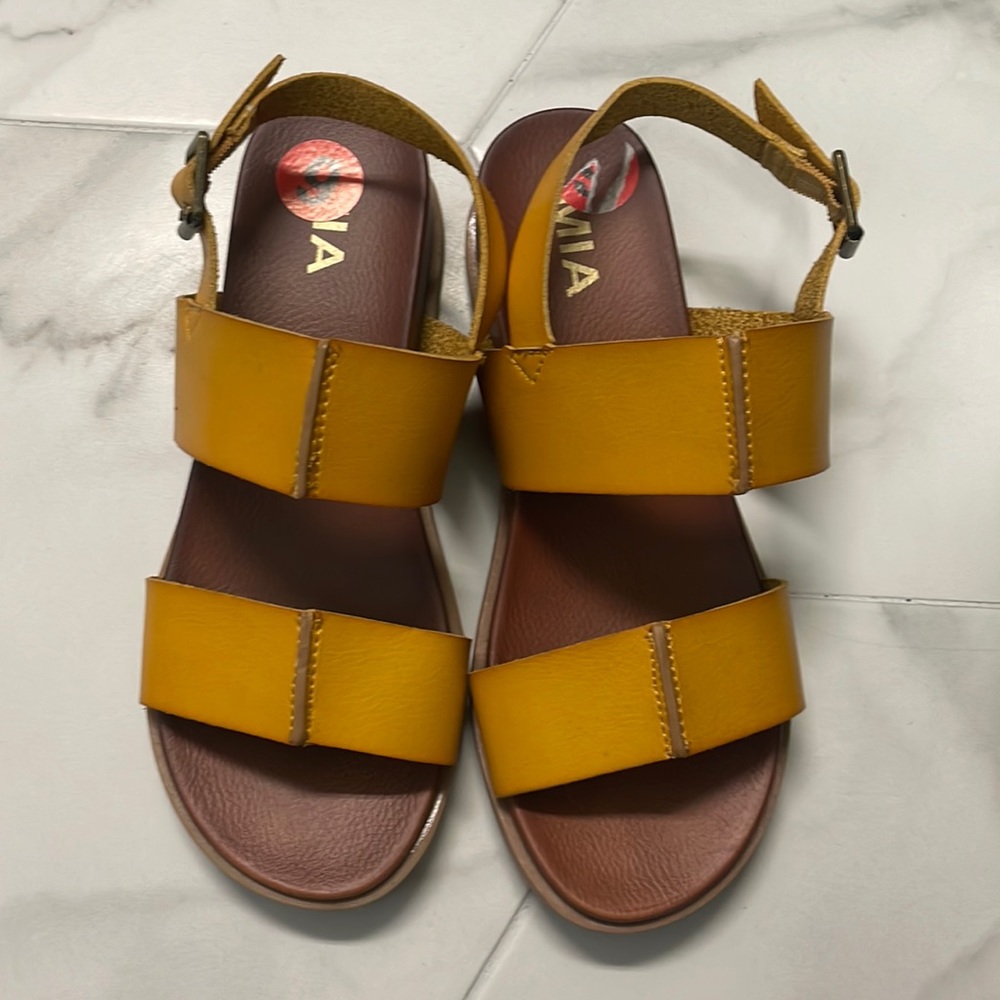 MIA size 6 yellow women’s sandals- NEVER WORN, great for wide feet!